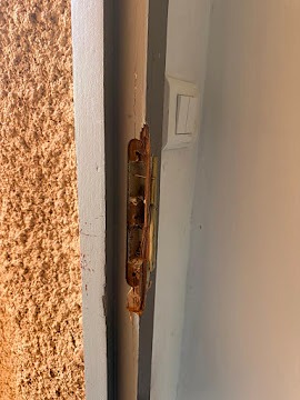 Gâche de porte endommagée avant remise en état au Mée-sur-Seine