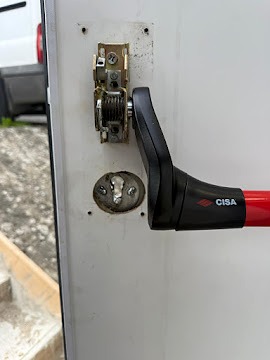Ouverture de porte à Dammarie-les-Lys avant intervention serrurier