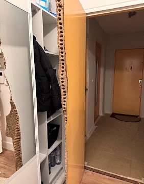 Dégâts visibles sur porte avant réparation serrurier à Melun Mézereaux