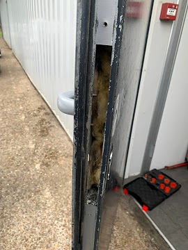 Porte endommagée avant intervention serrurier à Vaux-le-Pénil